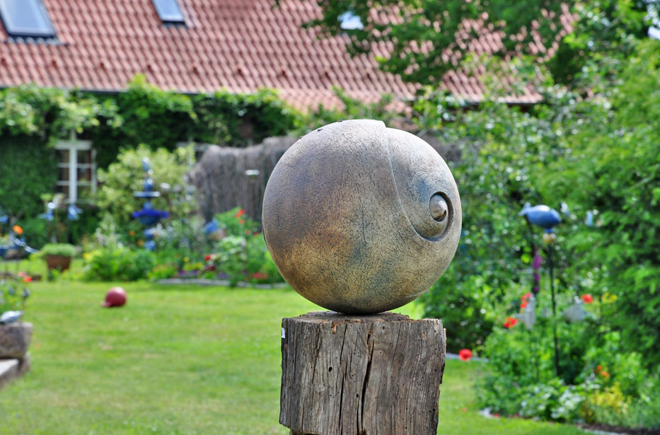 Keramisches Objekt im Garten